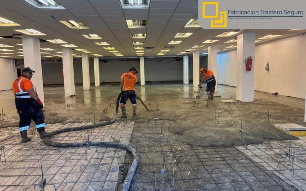 Trabajadores adaptando local para fabricar negocio de alquiler de trasteros