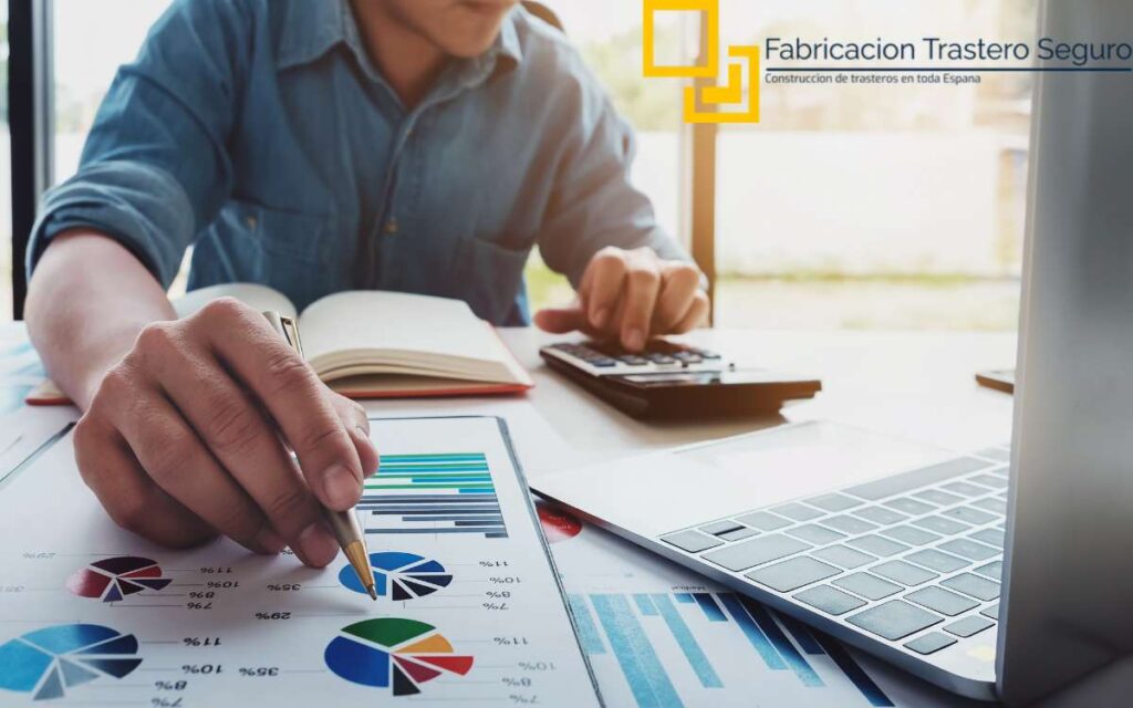 Hombre estudiando presupuesto para invertir en centro de trasteros